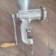 یه عددچرخ گوشت دستی قدیمی