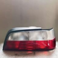 یک جفت چراغ بالاسفید صفر