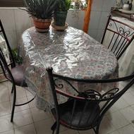 میز نهارخوری همراه با چهار صندلی فلزی چرمی