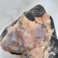 سنگ راف زیبا چندرنگ داخلش می‌مییتابه نور میدی بهش