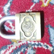 یدونه جاجوهر،یه قفل شیرنشون برنجی،تیشه نجاری خروس نشان،چراغ،