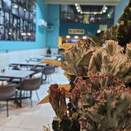 یک آشپز و یک کمک آشپز و یک سالن دار