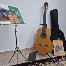 گیتار یاماها c70 با وسایل