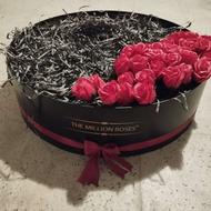 باکس بزرگ کادویی و گل رُز با بیش از 30 گل رُز مصنوعی قطر61