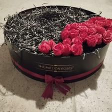 باکس بزرگ کادویی و گل رُز با بیش از 30 گل رُز مصنوعی قطر61