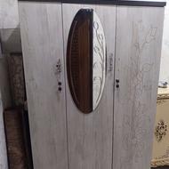 کمد لباس جا دار سه درب هر قسمت سه طبقه دارای دو کشو جامدارک