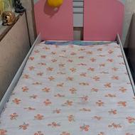 تخت وکمدباهم کاملا سالم به دلیل مهاجرت