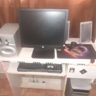 کامپیوتر به همراه میز