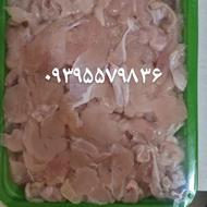 بچه فیله و خرده گوشت مرغ