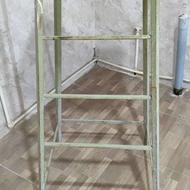 چهارپایه فلزی