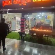 فروشنده خانم برای قنادی قصر شیرینی