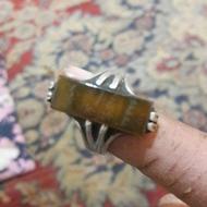 یک انگشتر نقره قدیمی و نگین شرف شمس