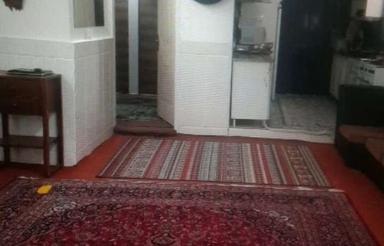 ویلا حیاط دار با استخر وباغچه ی کوچک