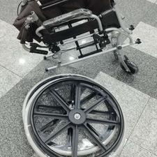 ویلچر الومینیومی با چرخ های پینی اکبند