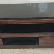 میز تلویزیونی کار کرده در حد نو