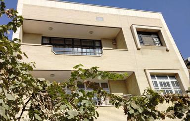 سه خوابه تک واحده غرق در نور