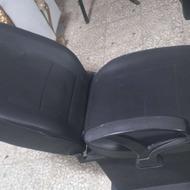 سرشور تعدادی صندلی سالنی