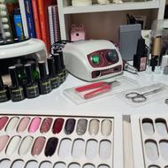 وسایل شروع کار ناخون،سالن اصلا نرفته،کاملا تمیز و در حد نو