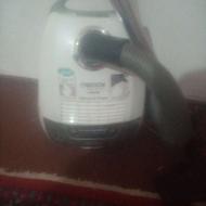 جاروبرقی به نام بوش سالم درحدنو قیمت میارم پایین