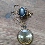 ساعت قدیمی و انگشتر