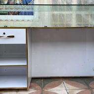 میز بسیار شیک وجادار