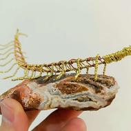 مجسمه سیمی هزارپا و سنگ ژئود