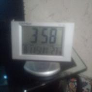 یک عدد ساعت رو میزی