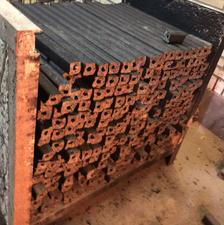 استخدام کارگر در کارگاه تولید زغال فشرده