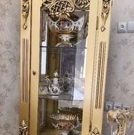 ویترین طلایی پایه دار