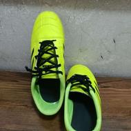 کفش ورزشی چمنی