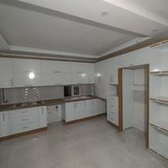 کارگر نیمه ماهر در کار ساخت کمد و کابینت