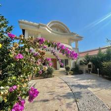 این ویلاباغ صورتی رو بخر و همسایه شایع شو تو همصفا