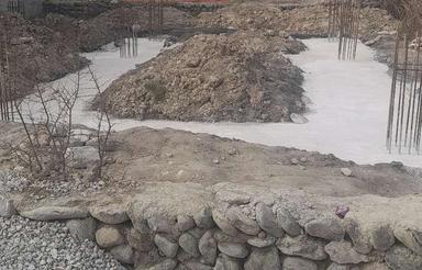 زمین با شناژ و ستون