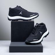 کفش اسپرت مشکی.