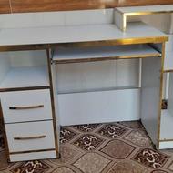 میز کامپیوتر تمیز و جدید