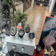 فروشنده آقا در گالری ساعت و زیورآلات