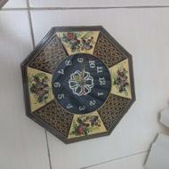 دوعدد ساعت دیواری و رومیزی