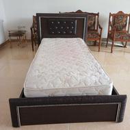 تخت به همراه خوشخواب یک نفره