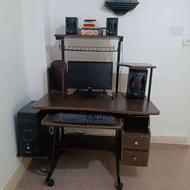 کامپیوتر خانگی با میز کامپیوتر