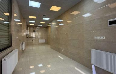 مغازه / خیابان پر تردد / لوکس