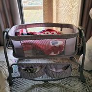 تخت کنار مادر ماستلا