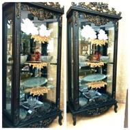 ویترین قهوه‌ای و طلایی