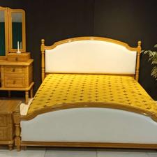 تخت خواب دو نفره کلاسیک پایه چوبی