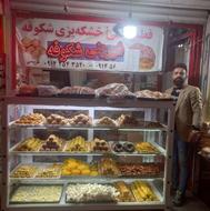 فروشنده برای مغازه شیرینی فروشی