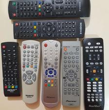 تعدادی ریموت کنترل تلویزیون و دستگاههای صوتی تصویری