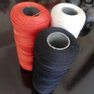 نخ خیاطی محکم و سفید و سیاه و قرمز