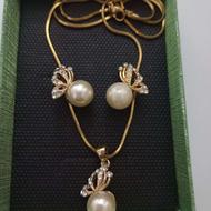 نیم ست مرواریدطلایی با نگین و زنجیر