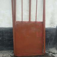 درب آهنی همراه باچهارچوب آهنی