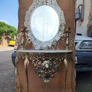 آینه و شمعدان با سنگ مرمر و شمعدان‌ها با لاله و آویز کریستال