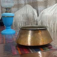 دیگ قدیمی چکشی مسی به وزن 1/5 کیلو و به اندازه 13سانت در 22